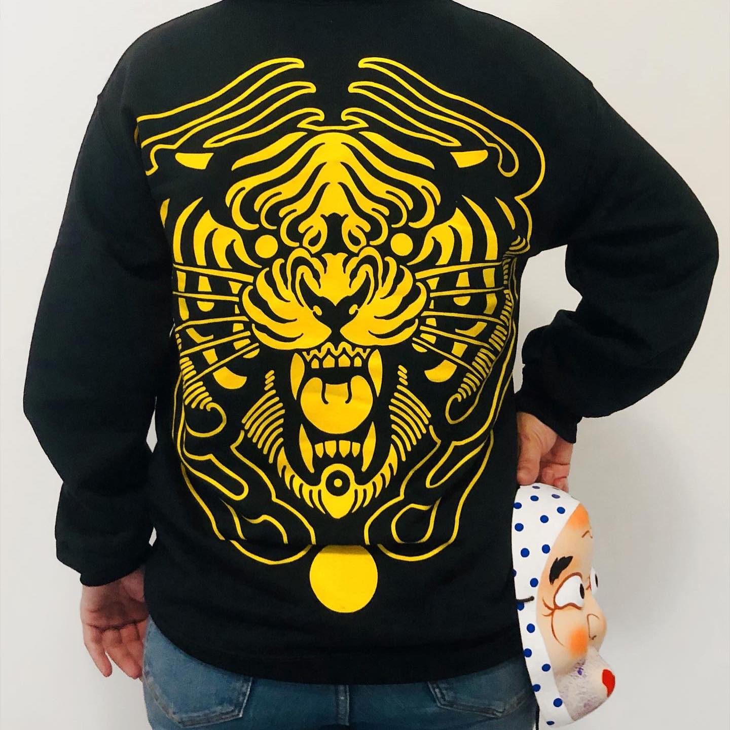 Flamboyant Crewneck — dettaglio stampa tigre sul retro