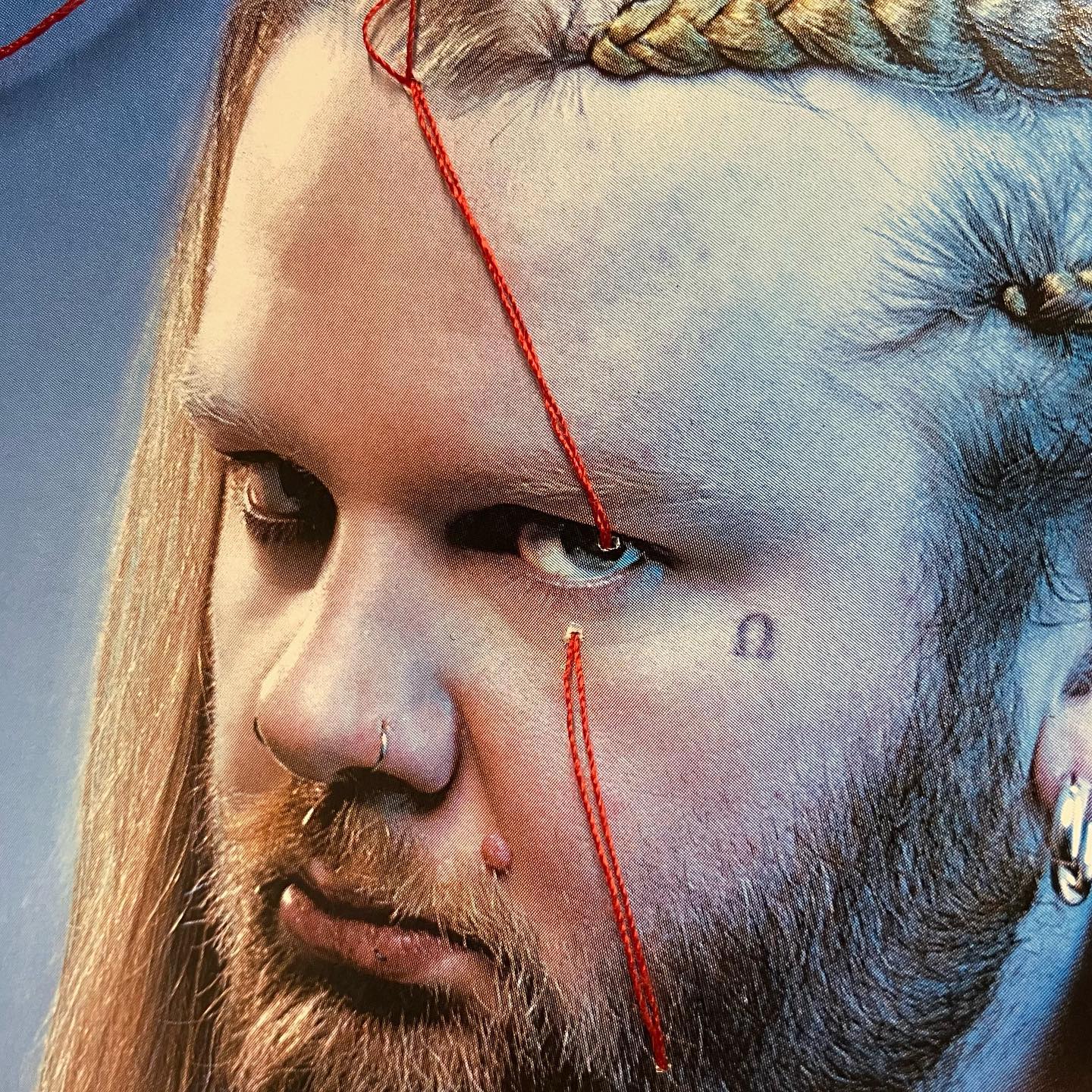 Outsider — copertina cucita a mano, dettaglio ritratto