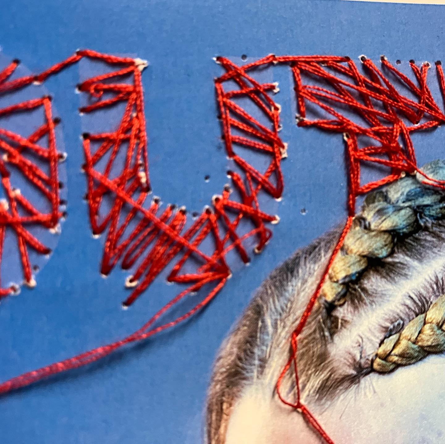 Outsider — copertina cucita a mano, dettaglio scritta e filo rosso