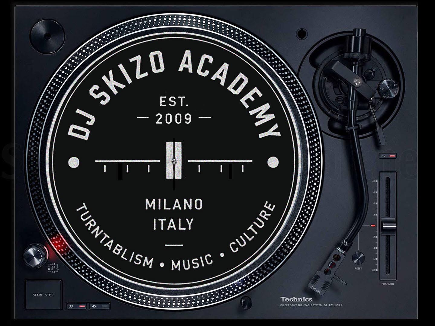 DJ Skizo Academy — logo applicato su slipmat, mockup Technics SL-1210MK7