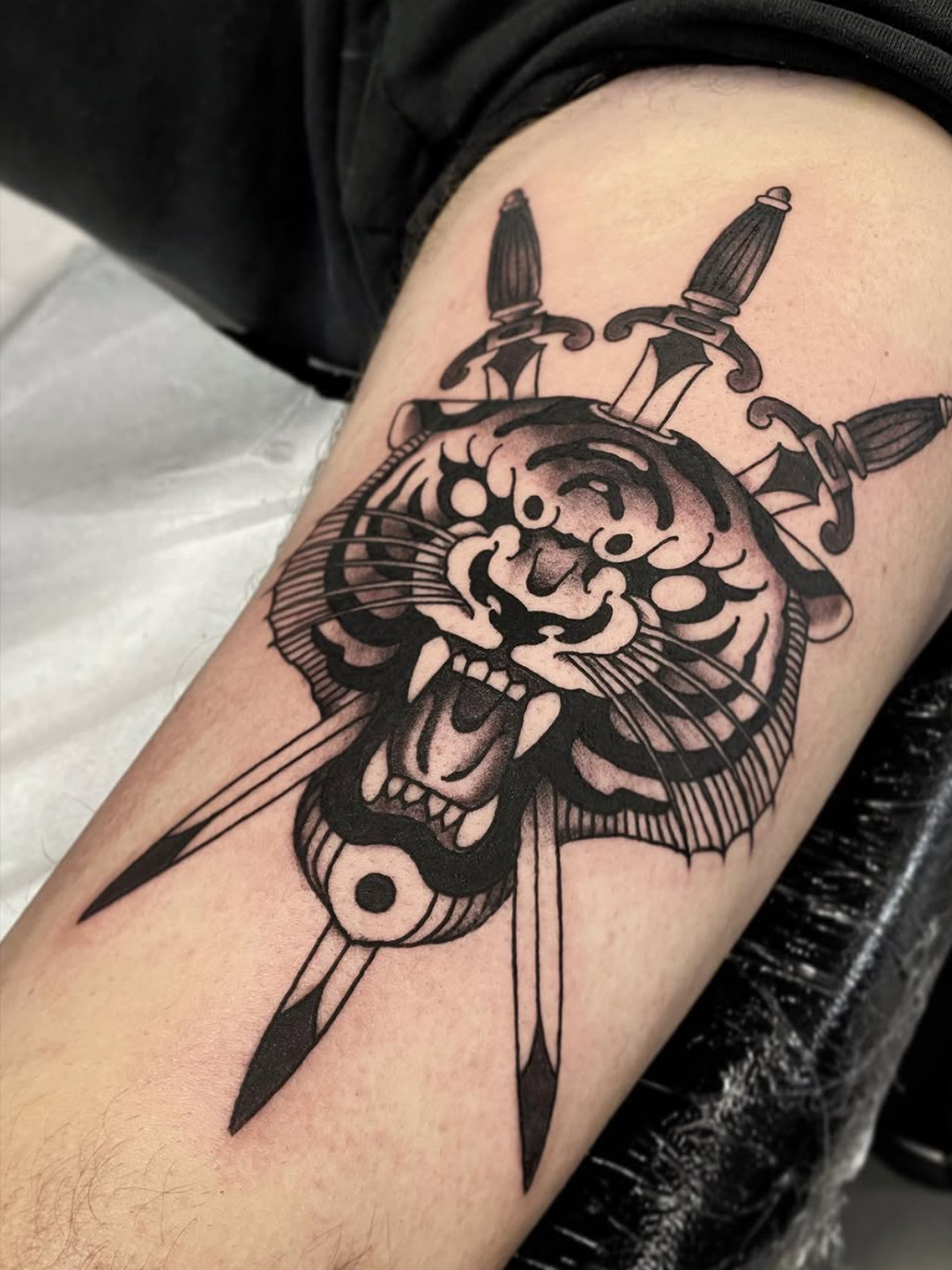 Tattoo — Atlante e clessidra, petto